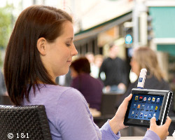 Mit dem passenden UMTS-Stick kann man das 1&1 SmartPad auch unterwegs zum Surfen nutzen